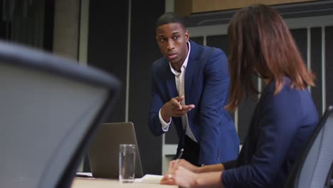 hombre de negocios diverso y mujer de negocios discutiendo en una oficina moderna