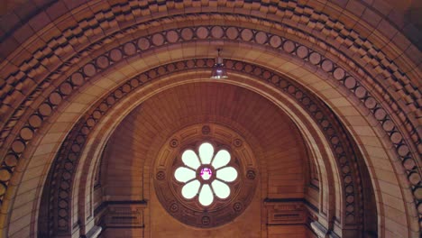 Panorámica-Del-Techo-Interior-Con-Dibujos-De-La-Iglesia-De-Sacramentoinos,-Santiago-De-Chile,-4k