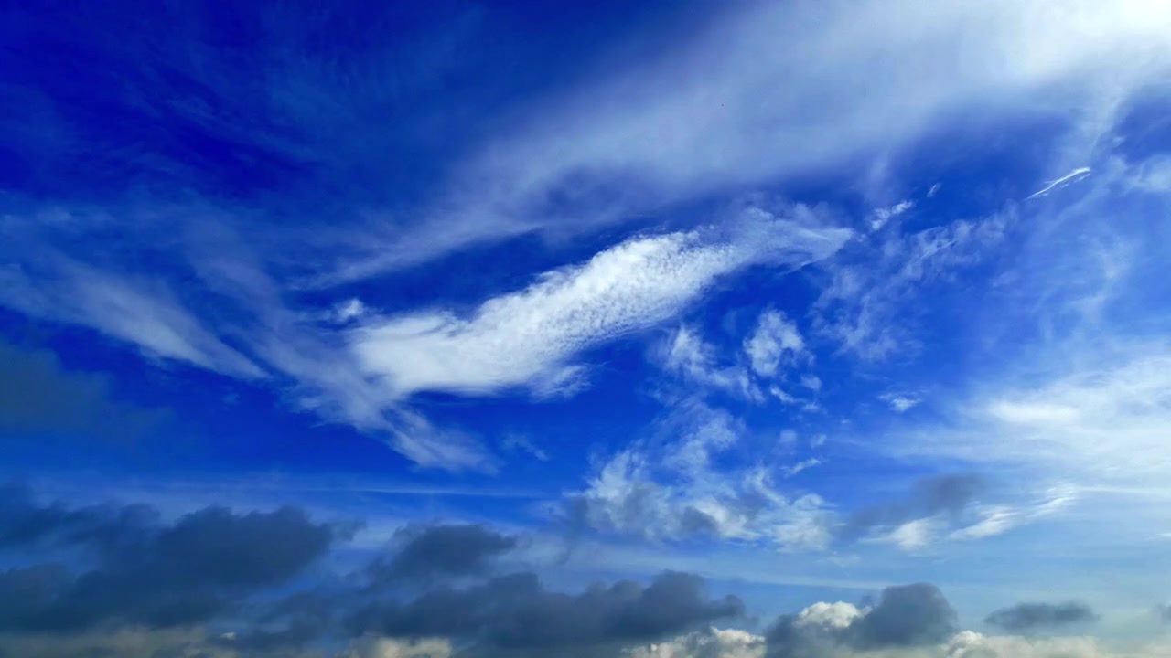 Time lapse di bellissima natura con nuvole bianche in movimento nel cielo blu.