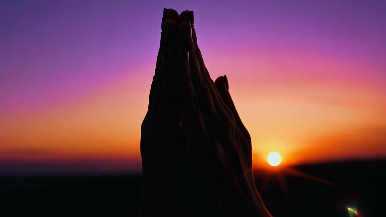 mujer con las manos en la postura de oración, silueta contra una impresionante puesta de sol, encarna la fe y la espiritualidad en un momento sereno