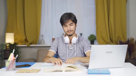 Männlicher-Student-Leidet-Unter-Motivationsverlust.