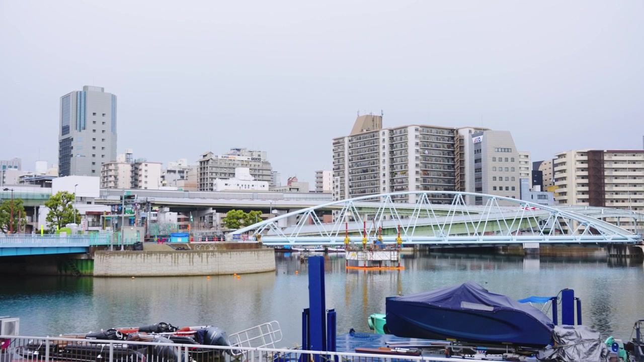 Porto di Osaka e fiume Aji con barche, sfondo di paesaggio urbano giapponese