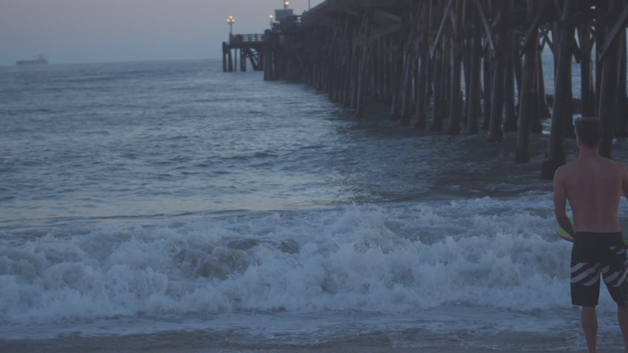 молодой человек катается на буги-борде
