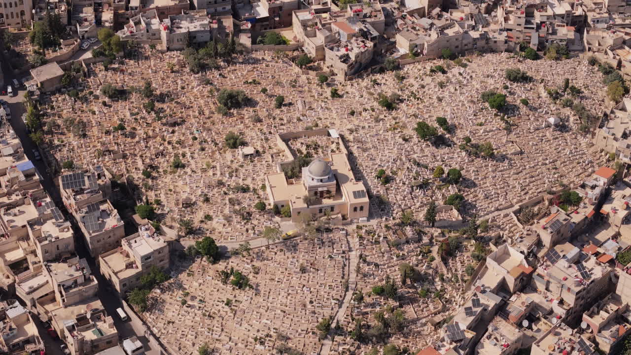 Un drone scivola lateralmente su Damasco, Siria, di giorno, rivelando l'architettura della città, le strade e la disposizione urbana dall'alto