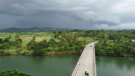 Neu-Gebaute-Brücke-über-Den-Fluss,-Bevor-Es-Regnet