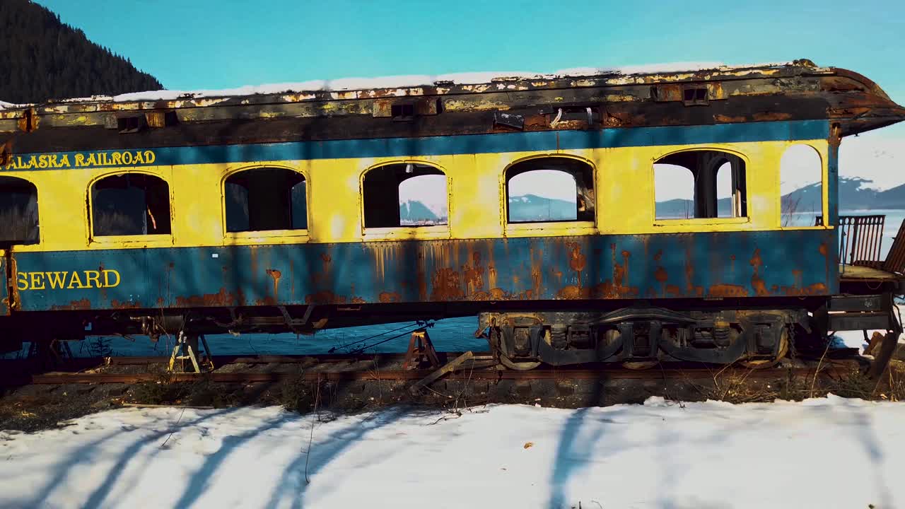 vídeo de 4.000 drones de un vagón de tren de alaska abandonado en seward, playa de alaska en un día nevado de invierno