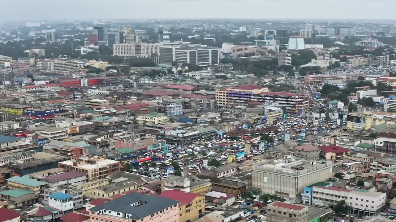 Vista sulla città di Accra, in Ghana, con strade trafficate ed edifici