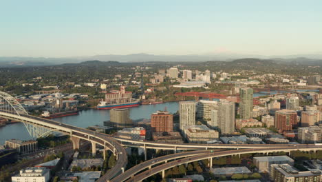 Toma-Aérea-Hacia-El-Río-Willamette-Portland,-Oregon