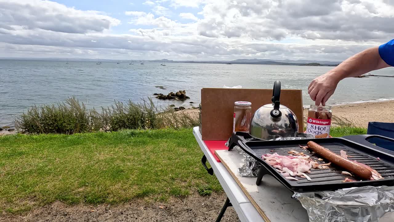 바가에 있는 그릴에서 음식을 준비하는 것