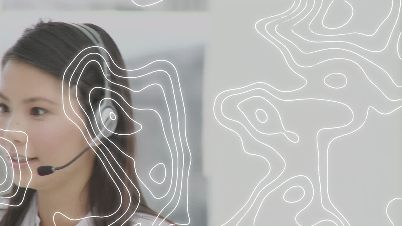 사무실에서 전화 헤드 ⁇ 으로 이야기하는 아시아 여성 고객 서비스 임원에 대한 토포그래피