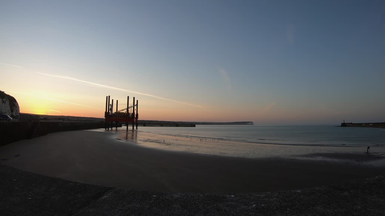 Time-lapse dell'alba a Newhaven. Uomo in cerca di vermi