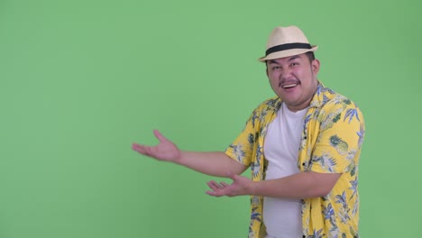 joven, guapo y gordo turista asiático