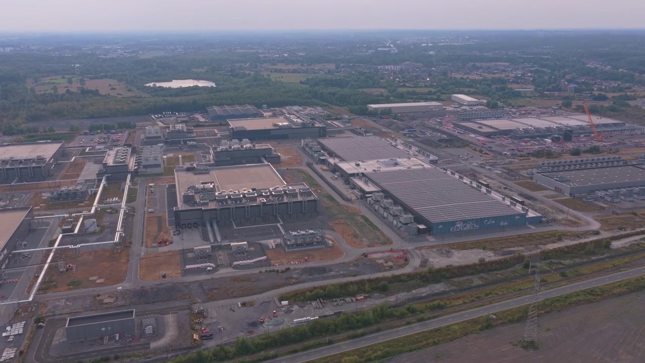 Vista aerea di grande complesso industriale manifatturiero