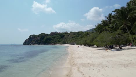 vuelo de avión no tripulado de bajo ángulo en movimiento lento sobre playa tropical con océano