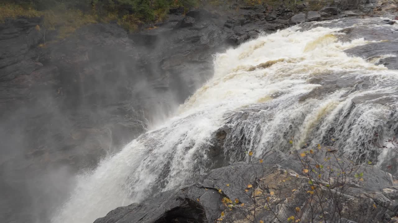 cámara lenta disparó una gran cascada durante el otoño en noruega