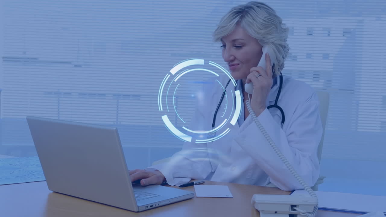 Animación de escaneo de alcance sobre una médica hablando por teléfono usando una laptop.