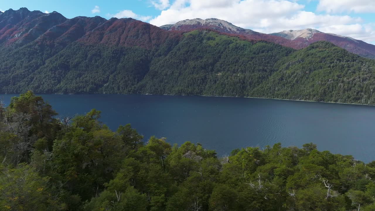 volando sobre el lago de montaña, patagonia, argentina, américa del sur
