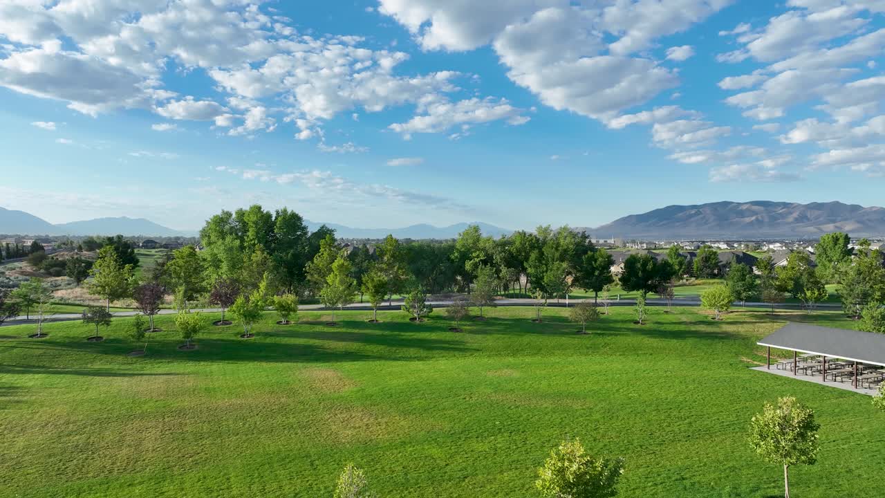 Scenic Thanksgiving Point Golf Course And Suburban Neighborhood In Lehi, Utah. Descending Aerial Shot