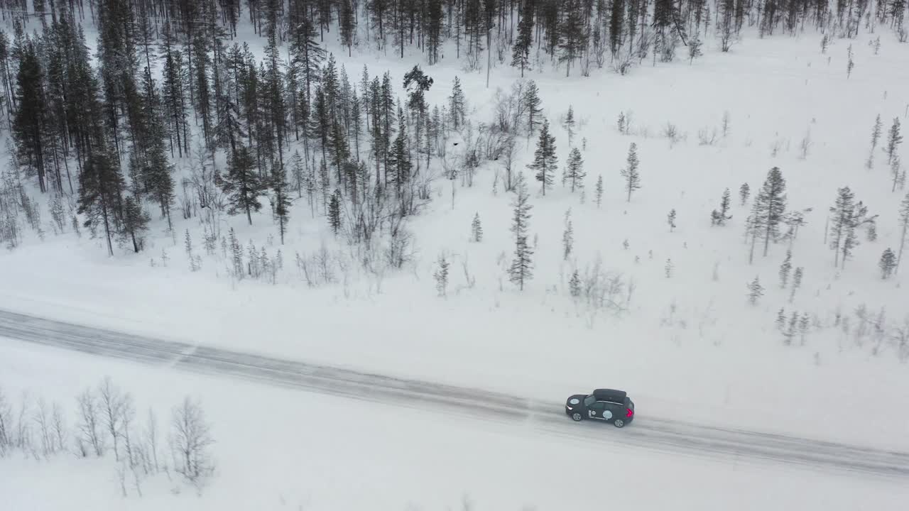conducción de automóviles en una carretera cubierta de nieve y hielo a través del campo de finlandia