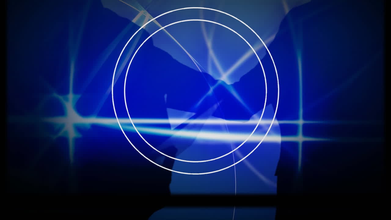 ondas digitales sobre la silueta de hombres de negocios estrechando las manos fondo azul