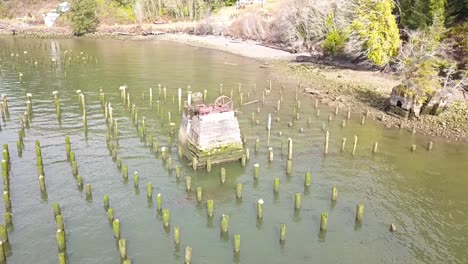 volando sobre la antigua fábrica de conservas en la bahía con drones 1080p
