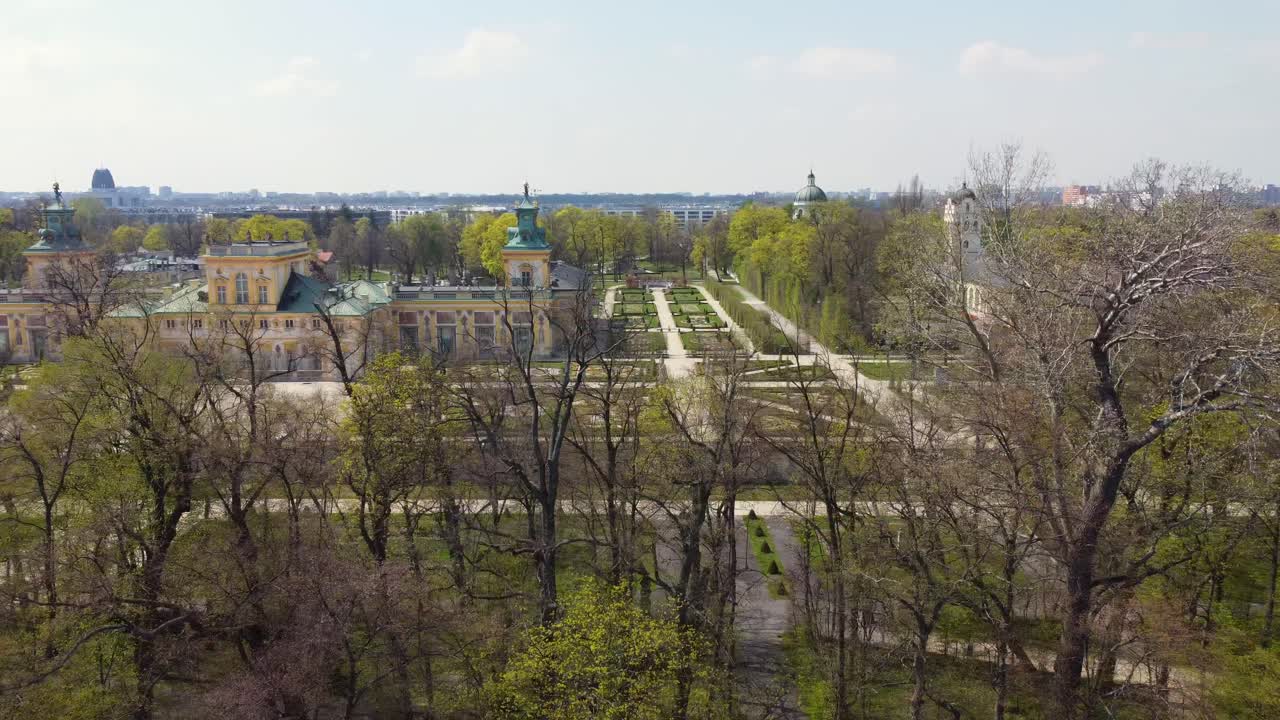 오른쪽에서 왼쪽으로 날아가는 바르샤바의 위아노우 궁전을 보여주는 항공 영상