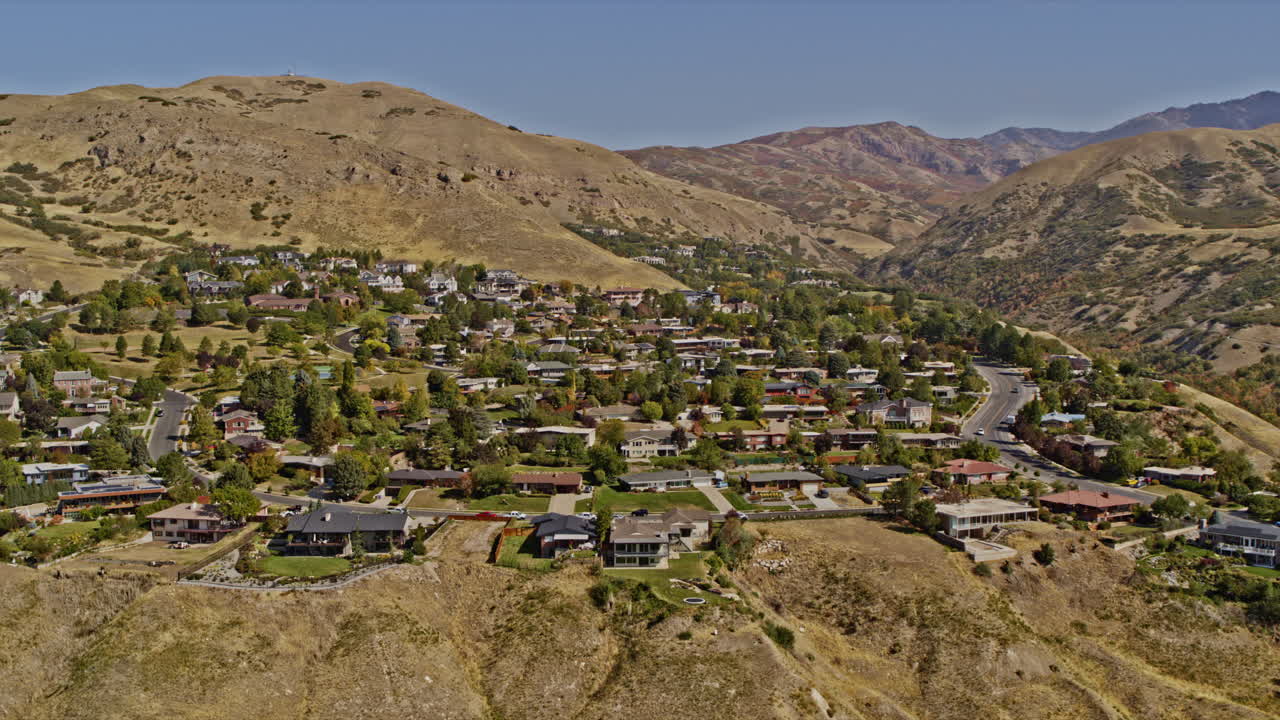 salt lake city utah antena v53 panorámico tiro panorámico dron sobrevuelo capitol hill capturando casas residenciales en la ladera y espectacular paisaje montañoso - filmado con inspire 2, cámara x7 - octubre de 2021
