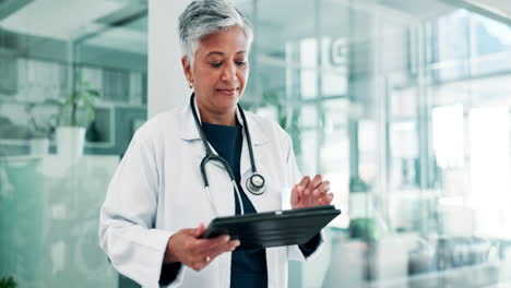 médico revisando los registros de los pacientes