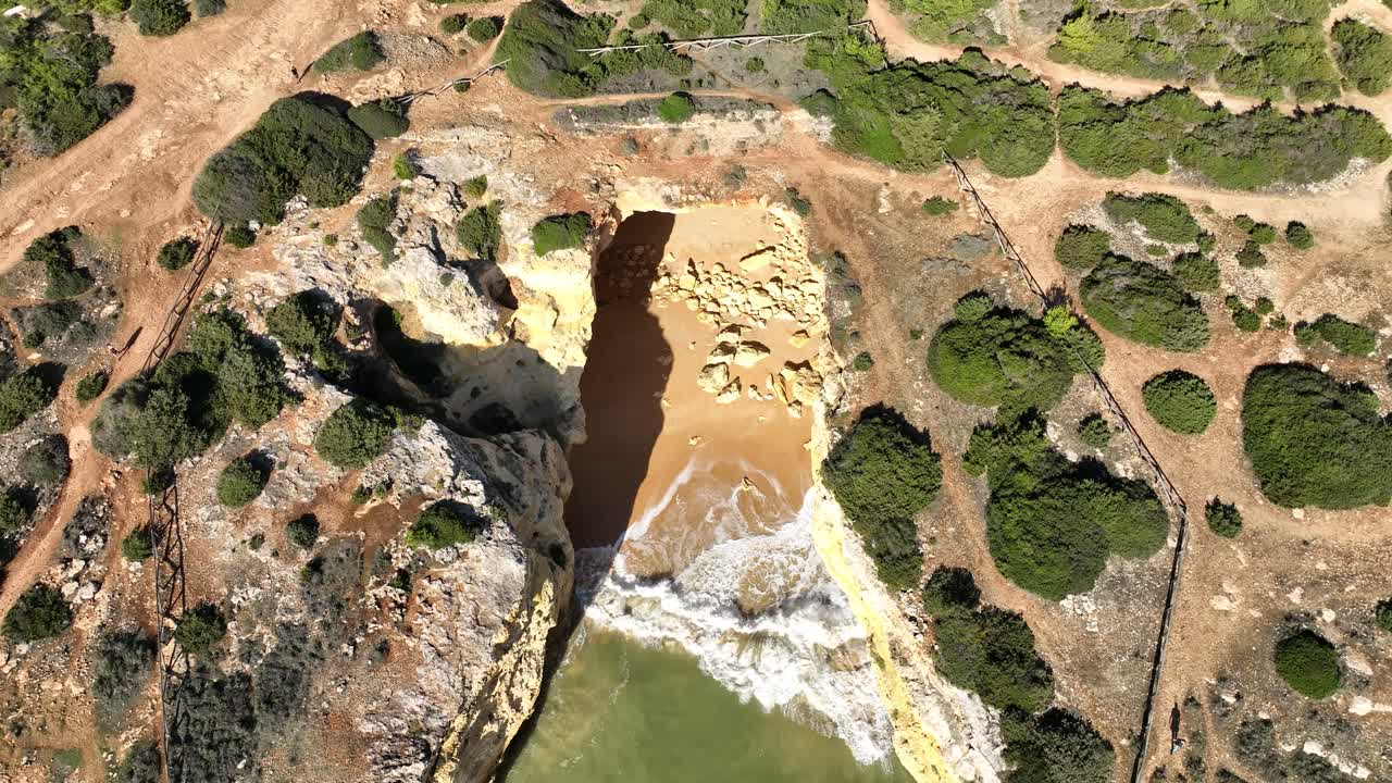 cueva oculta revelando - algarve, portugal - droneview estabilizado en 4k
