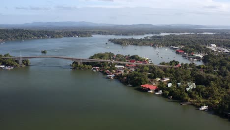 Ein-Wunderwerk-Der-Ingenieurskunst-Ist-Die-Puente-De-Río-Dulce-Brücke-In-Guatemala