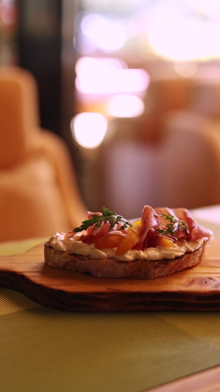 prosciutto y tostadas de albaricoque