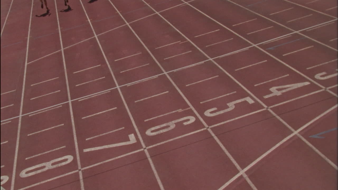 남자 주자들이 경주를 완주하다