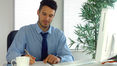 hombre de negocios escribiendo notas de trabajo