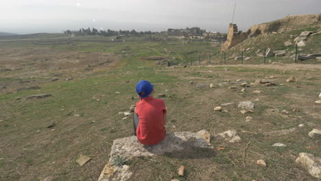 Una-Toma-De-Steadicam-De-Un-Niño-Mirando-Las-Ruinas-De-La-Antigua-Hierápolis.