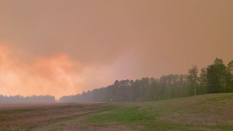 Panorama-Luftdrohne,-Route-Einer-Waldlandschaft,-Die-Feuer-Fängt,-Skyline-Rauch