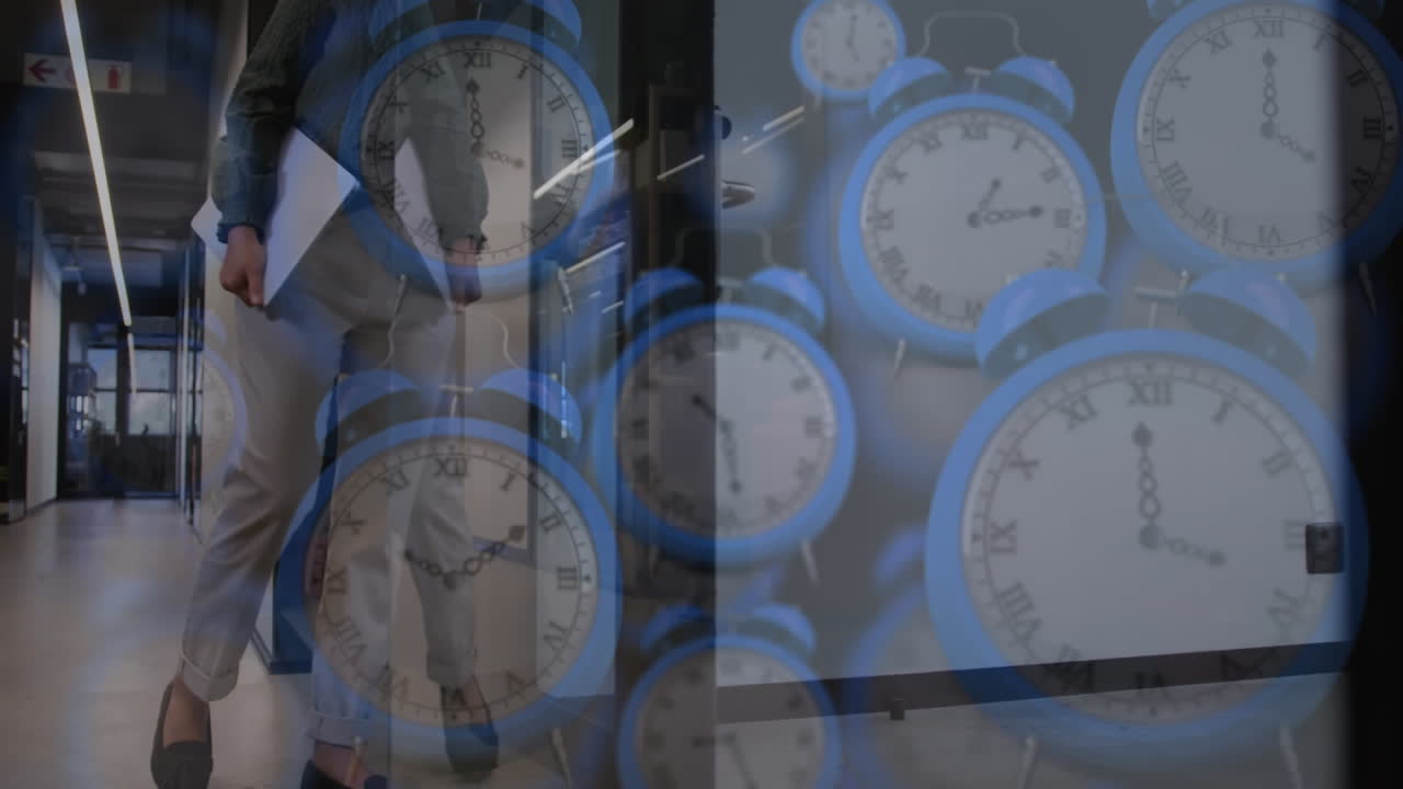 animación de despertadores azules sobre una mujer de negocios asiática con una computadora portátil entrando en la oficina