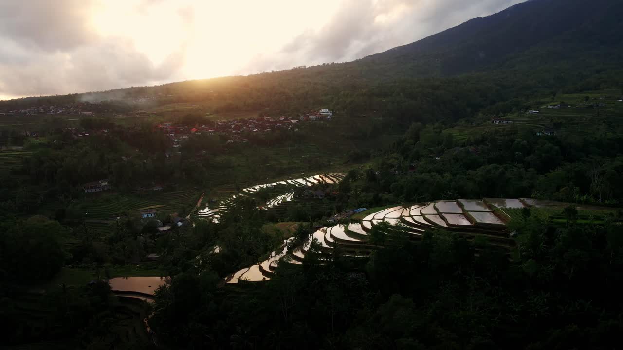 paisaje atmosférico durante la puesta de sol en terrazas de arroz jatiluwih, bali occidental, indonesia