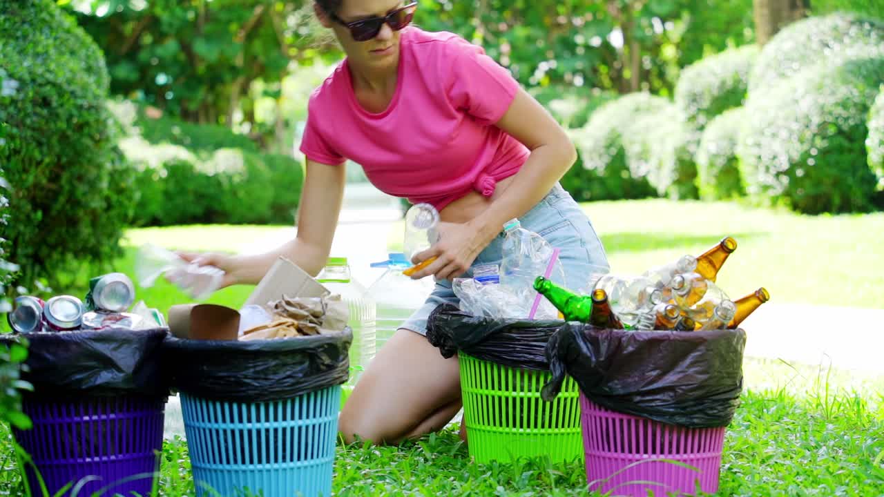 공원에서 재활용하는 여자