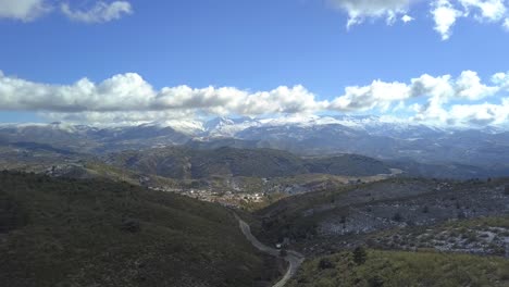 vista de drones en un día soleado de la cordillera de sierra nevada en granada, españa