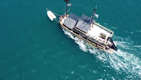paseo en barco pirata en el océano atlántico brasileño rodeado de islas