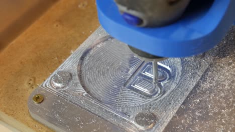 máquina cnc fresadora rápida letra b en aluminio en taller