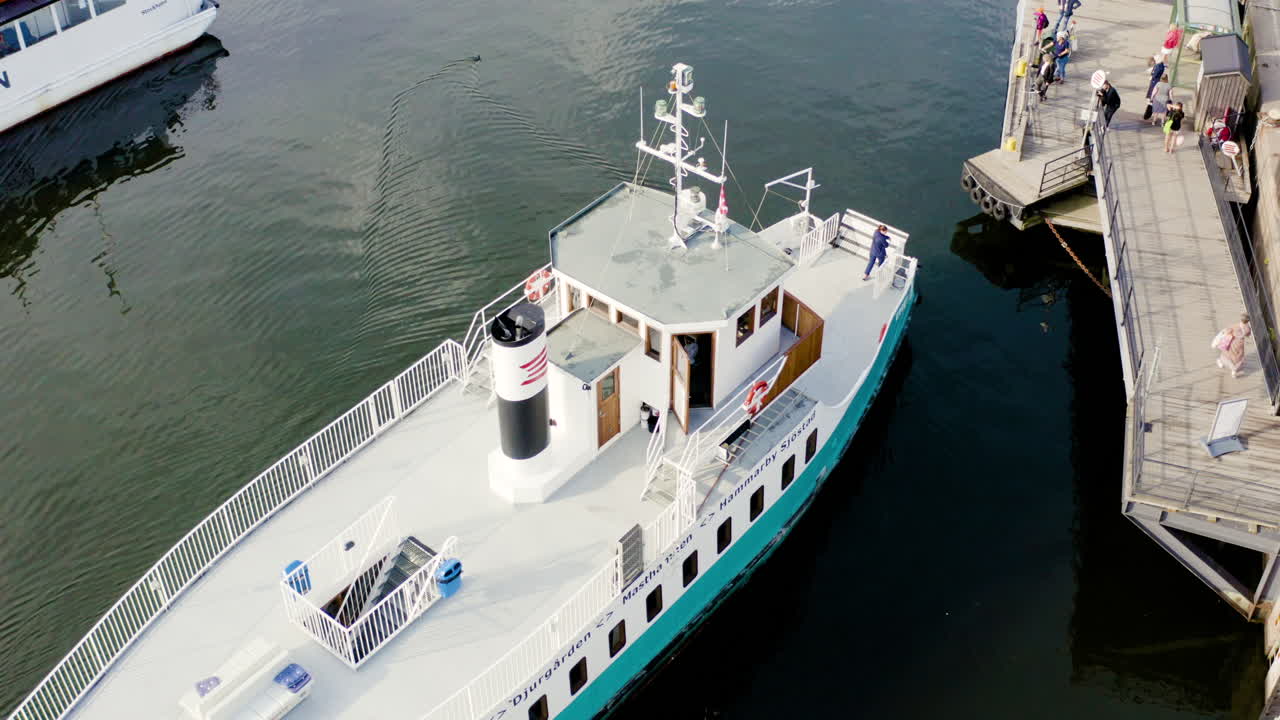 나룻배 유람선 보트 항구에 도킹 현대 운송 여행 스톡홀름 물 바다 해안선 목적지에 들어가는 승객을 떠나는 승객 교통 경제적 인 탄소 발자국 증기 엔진 선장