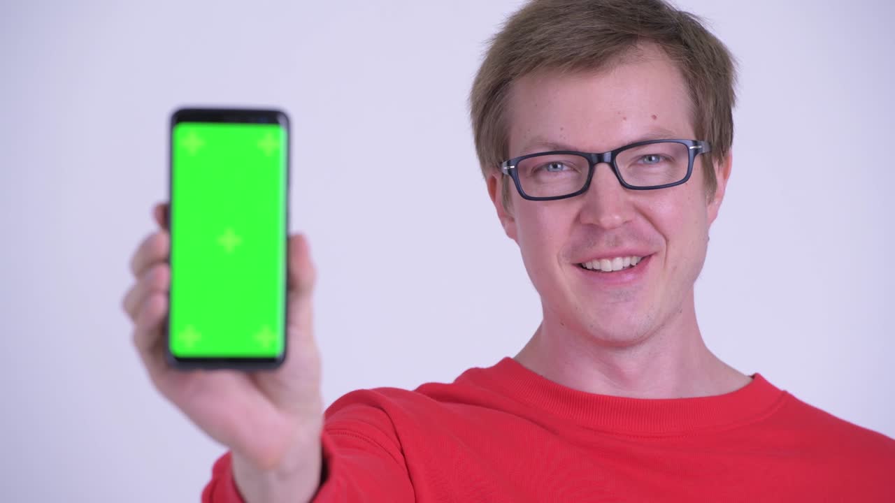 젊은 잘생긴 남자의 스튜디오 촬영