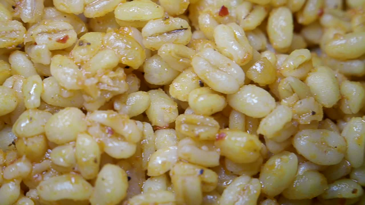 Primo piano di fagioli mung spezzati cotti e conditi
