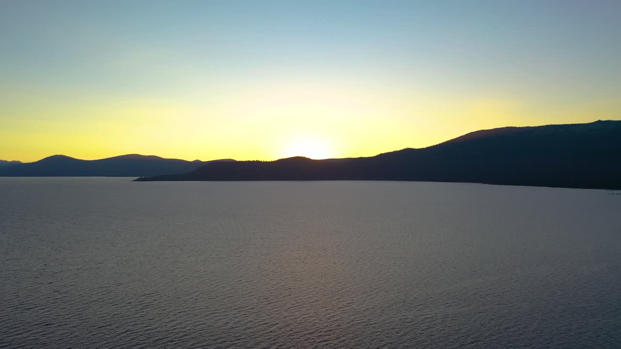 hermosa puesta de sol dorada sobre el lago tahoe en las montañas de sierra nevada - vista aérea de drones
