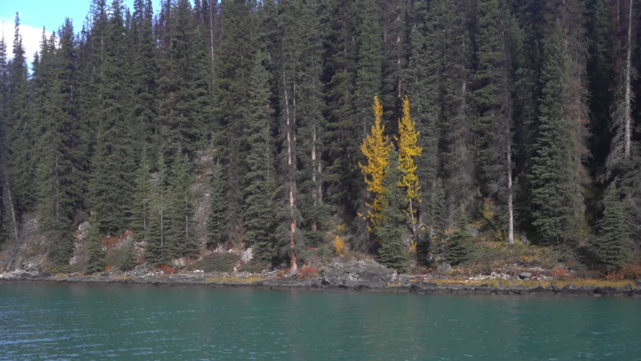costa escénica del lago maligne, parque nacional jasper, alberta, canadá