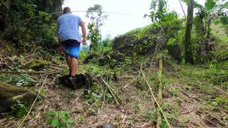 Hombre-Caminando-Por-El-Sendero-En-Medio-Del-Bosque