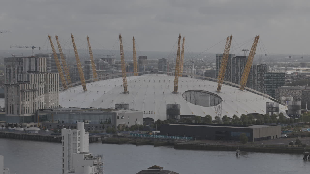 런던 도클랜드와 o2 밀레니엄, 캐너리 와프