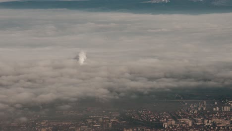 Horno-De-Trabajo-Bajo-Olas-De-Niebla-Cerca-De-La-Gran-Ciudad