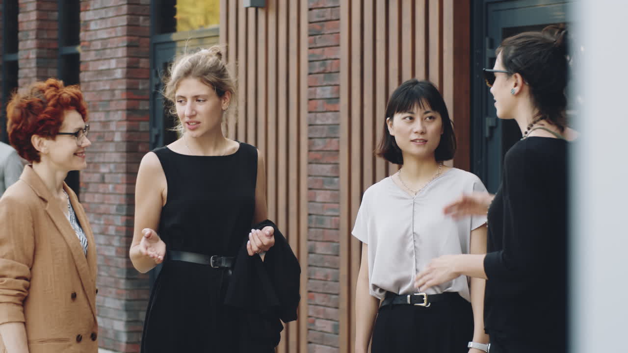 젊은 다양한 사업가 여성 들 이 도시 거리 에서 토론 하고 있다